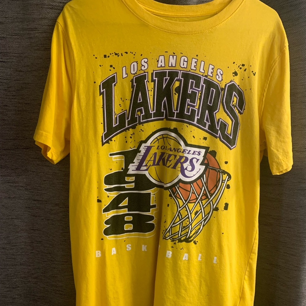 Los Angeles Lakers shirt Yellow. Size Mens Medium.